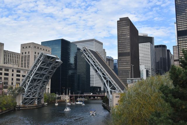 A photo of Chicago's congress parkway bridge, in which LGH supplied rigging and lifting equipment to upgrade and modernize the bridge.