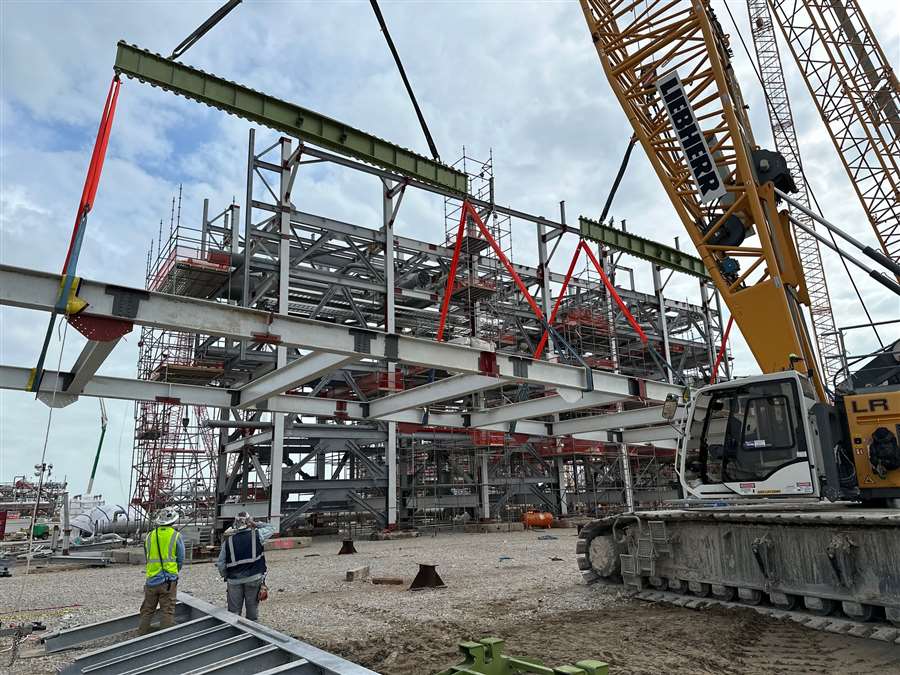 Multi-lug lifting beams aid with the hoisting of longitudinal loads on a jobsite