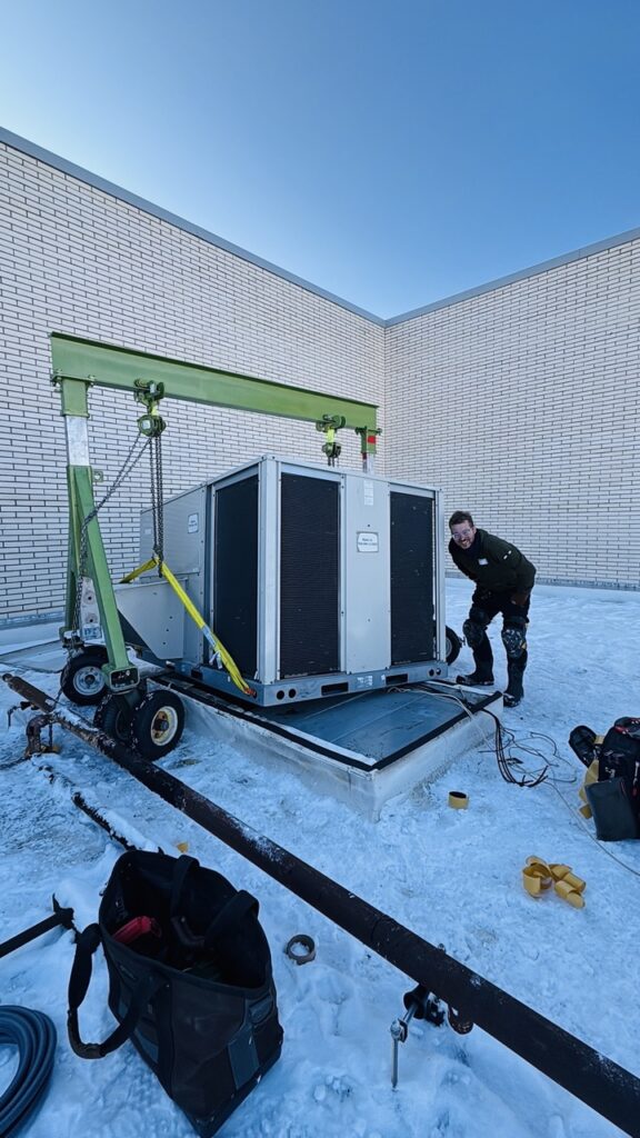 Rooftop RTU replacement using aluminum gantry with pneumatic casters