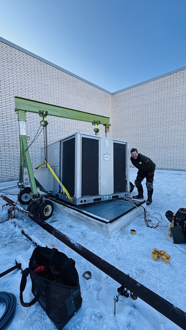 Rooftop RTU replacement using aluminum gantry with pneumatic casters